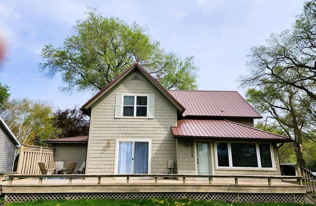 1 Block from East Lake! Pets allowed!