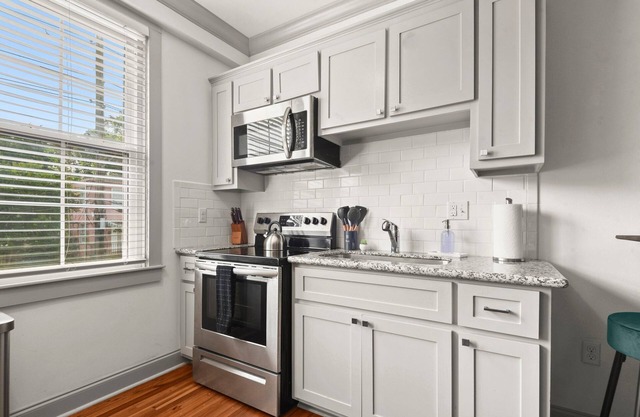 1 Block from LSU|2K Bed|2 Kitchens|2 Ensuite Baths