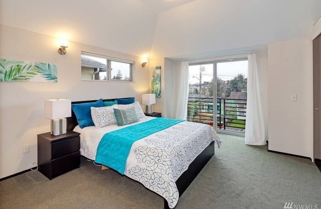 1 block from the Beach! Clean&Modern 3BR Townhouse