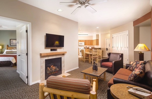 1 mile de l'entrée du parc! RESORT 2 Bed / 2 Bath Condo ~ Piscine ~ Jacuzzi ~ Salle de sport