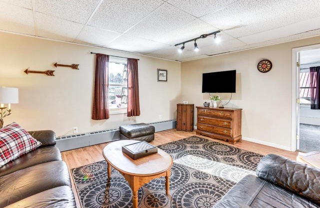 1 Block to Crystal Lake Downtown Beulah Apt!