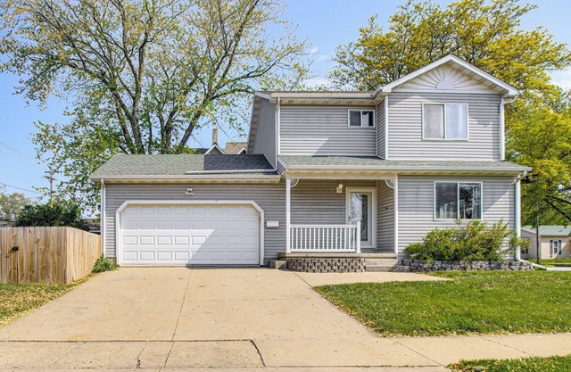 1 Block to Dtwn Oskaloosa: Family Home w/Deck!