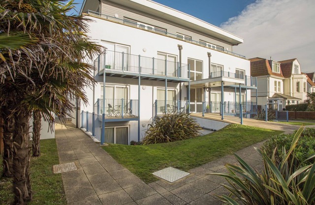 1 BLUE WATERS, country holiday cottage, with a garden in Southbourne