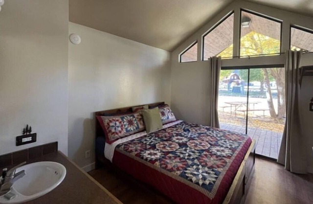 1 BR / 1 BA Cabins.