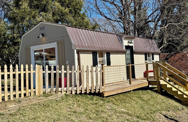 1 BR / 1 BA - Walk to the park, restaurants, breweries & shops in town!
