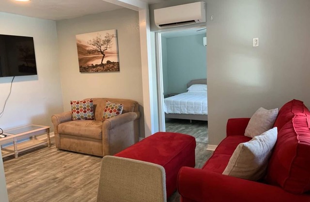 1 BR Apartment, Minutes to Beach! Free Parking!