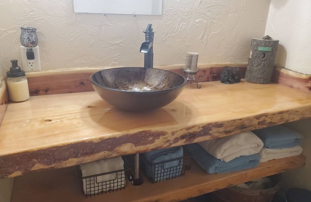 1 BR apt nestled by the Rocky Mountains