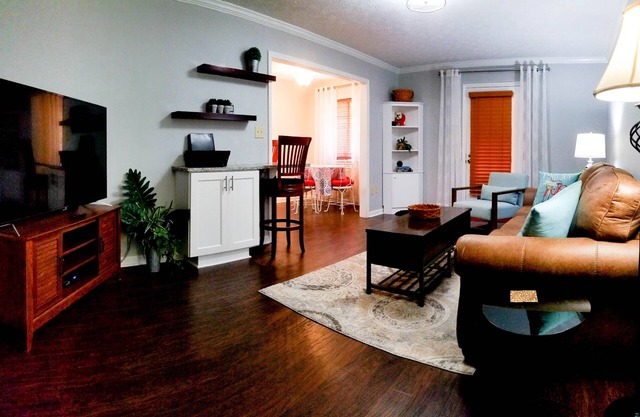 Condo 1 BR - Emplacement, emplacement, emplacement! Marche facile au campus et au stade!