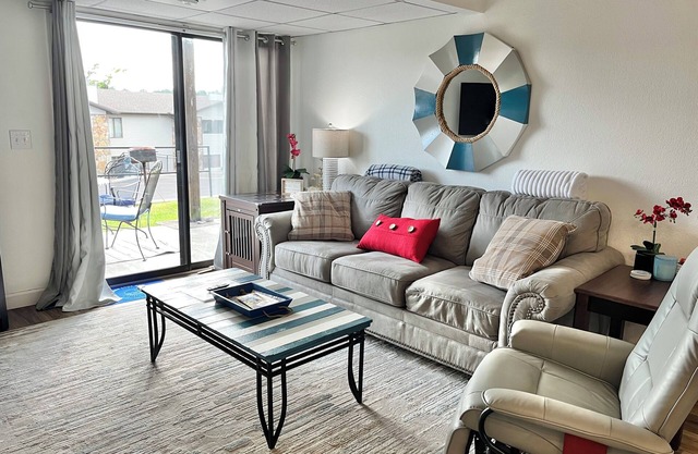 1 BR Lake Condo Perfect Couples Getaway-King Bed