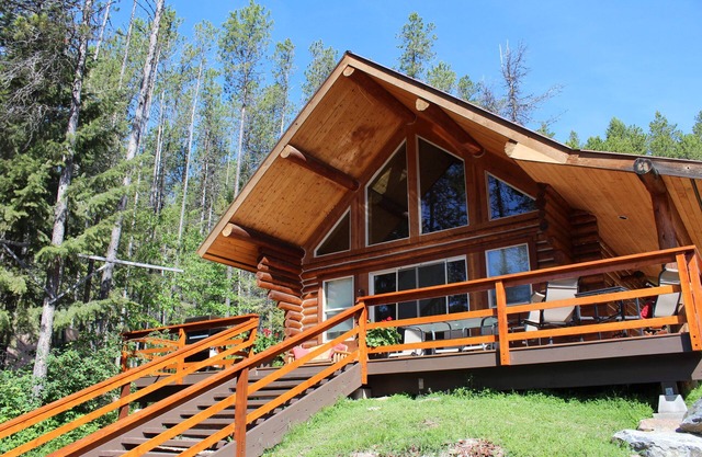 Cabane en rondins West Glacier avec vue sur le lac