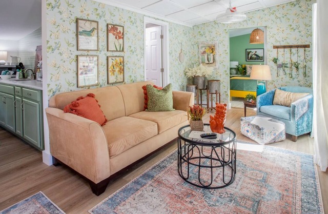 1 BR Quaint Beachy Bungalow