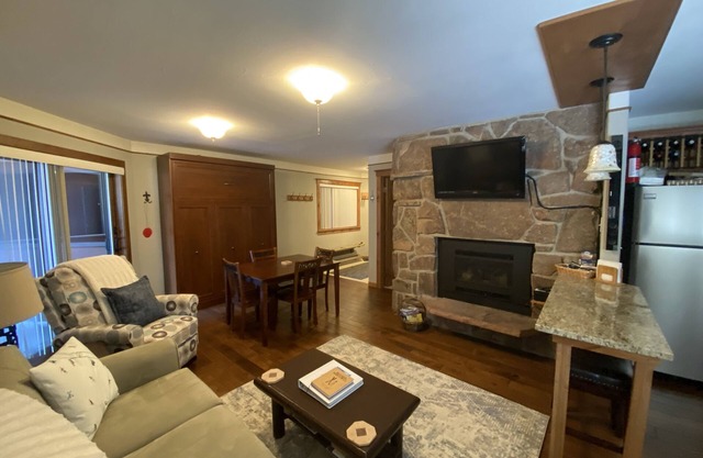 1 BR dort 5. Marchez jusqu'à la télécabine! Woods et Fraser River sur le pont arrière.