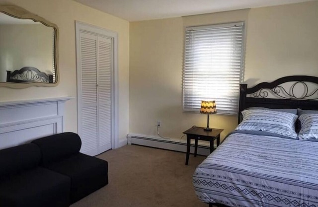 1 BR unit, private entrance and bathroom, free parking, walk to FSU