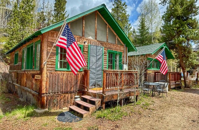1 BR w/futon-short walk to lake