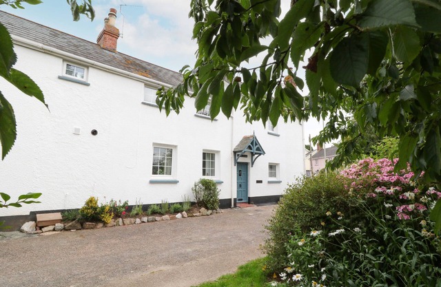1 CASTLE COTTAGES, pet friendly, with a garden in Woodbury