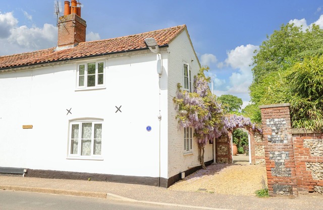 1 CHELSEA COTTAGE, family friendly, with open fire in North Elmham