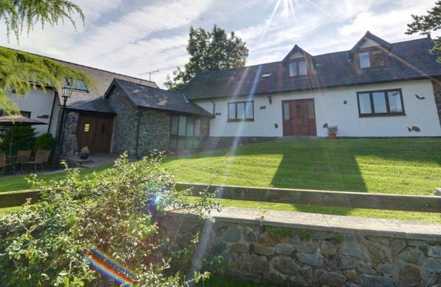 Trefeglwys se trouve à 6 km au nord du bourg de Llanidloes et ce charmant lit bien équipé