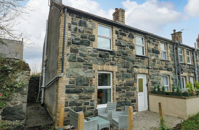 1 DINAS COTTAGES, pet friendly, with open fire in Bontnewydd, Gwynedd