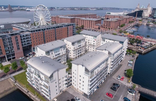 1 Double bed docklands apartment