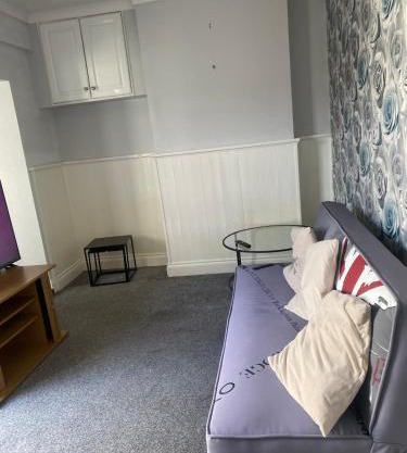 1 double bed house and sofa bed with a garden