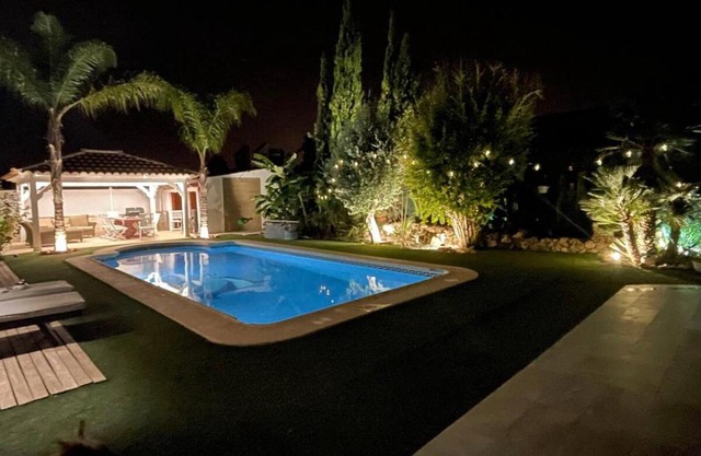 1 Habitación con baño privado frente a la piscina, máximo para 4 personas, No es la casa completa,1cama y 1 sofa-cama