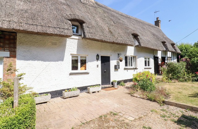 1 HARPUR COTTAGE, pet friendly, with a garden in Ravensden