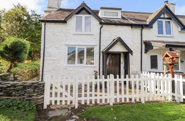 1 HENDOM, character holiday cottage, with open fire in Llangollen