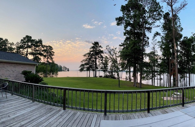 Front du lac. Près des restaurants, des dépanneurs et des magasins de matériel et du pavillon Umphrey