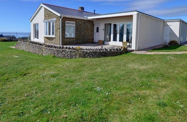 Un emplacement côtier fantastique avec vue sur la mer depuis ce grand bungalow situé à Southerndown, sur le Glamorga