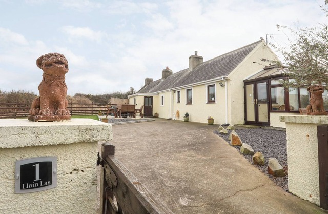 1 LLAIN LAS, pet friendly, character holiday cottage in Tudweiliog