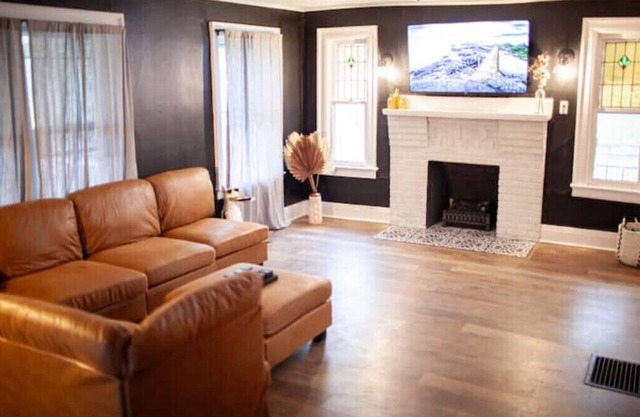 #1 Location, Large House, Chic!