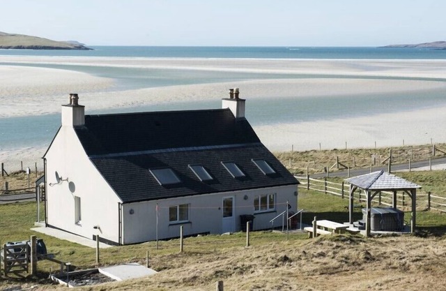 1 LUSKENTYRE, pet friendly, with hot tub in Tarbert Isle Of Harris