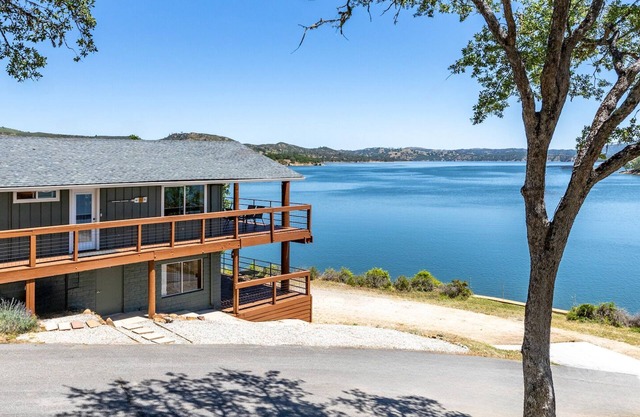 Lakefront House, Souhaitable Bee Rocher Lieu - 1 sur 7 Unités péninsule privée