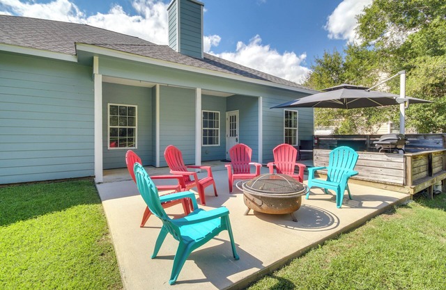 < 1 Mi to Beach - Home w/ Deck & Yard in Waveland!