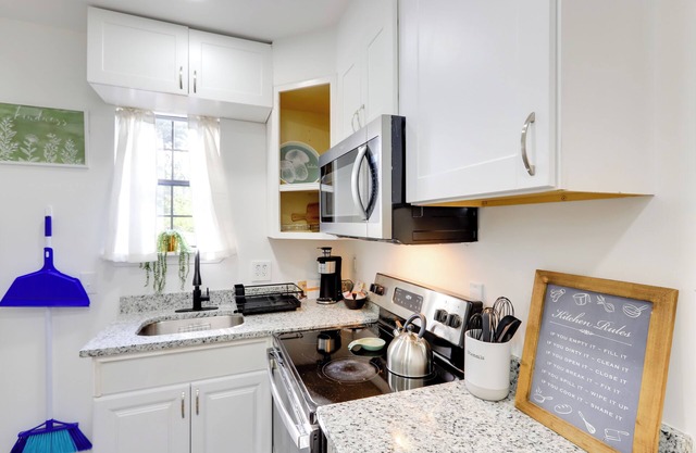 1 Mi to Dtwn Macon: Cozy Home w/ Fenced Yard