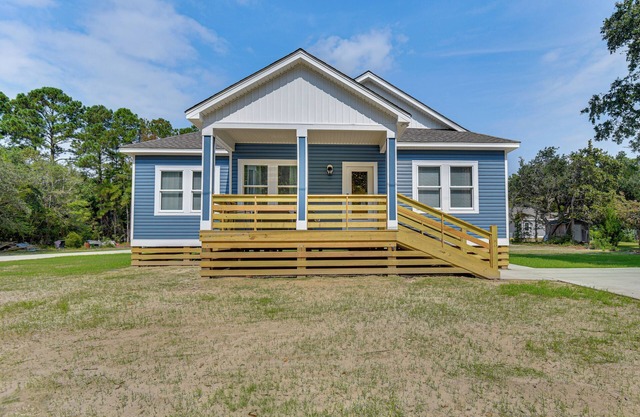 1 Mi to Dtwn Manteo: Dog-Friendly Home w/ Deck