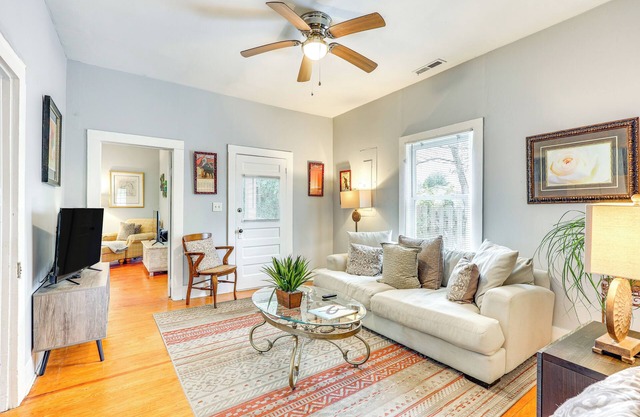 1 Mi to Dtwn Wilmington: Quiet Cottage w/ Deck