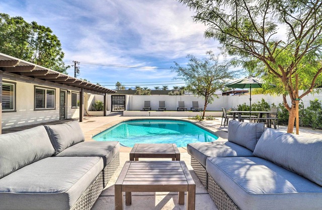 < 1 Mi to El Paseo: Cottage Oasis w/ Fire Pit