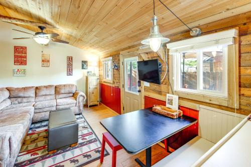 1 Mi to Grand Lake Pet-Friendly Cabin with Grill!
