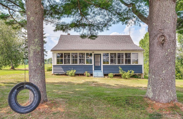 < 1 Mi to Lake: Mtn-View Cabin w/ Porch in Newport