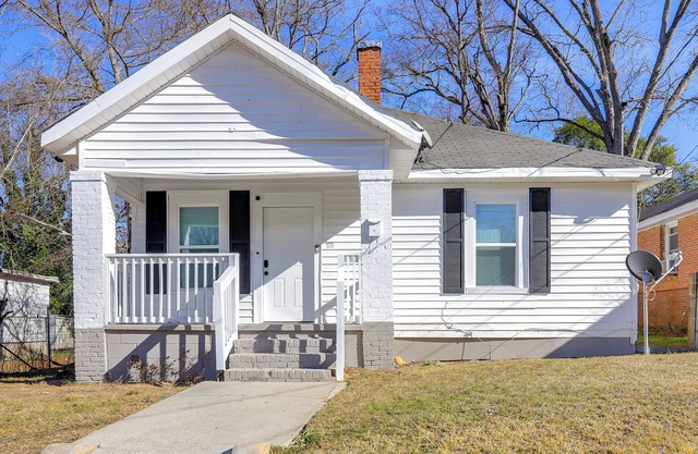 1 Mi to Ocmulgee Mounds: Charming Home w/ Yard!