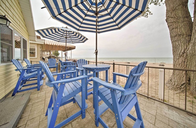 1 Mi to Presque Isle: Waterfront Lake Erie Cottage