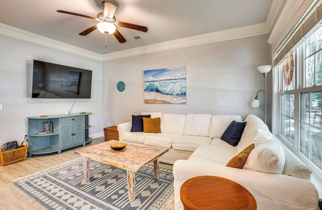 1 Mi to Riverfront: Darien Family Home