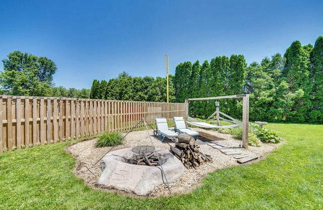 1 Mi to Shops & Eats on Main St: New Holland Abode