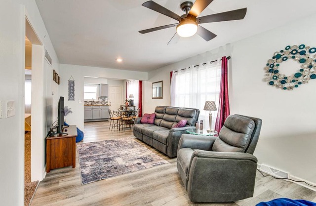 1 Mi to Truman Library Apt with Large Yard!
