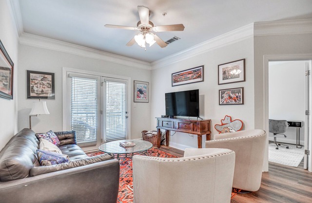 1 Mi to UGA: Charming Athens Condo w/ Balconies!