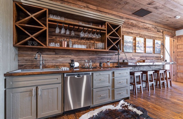Sleeps 12, Mountaintop Masterpiece with heated pool/spa and amazing views.