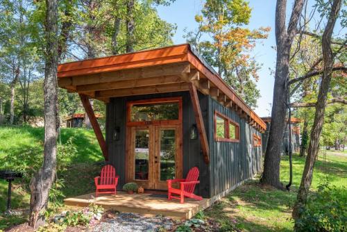 1 Mile to Downtown West Jefferson Camping Cabin #1