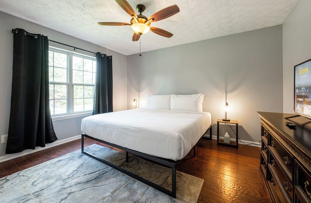 1 Mile to Lakepoint with Fenced BKYD, Pet-Friendly
