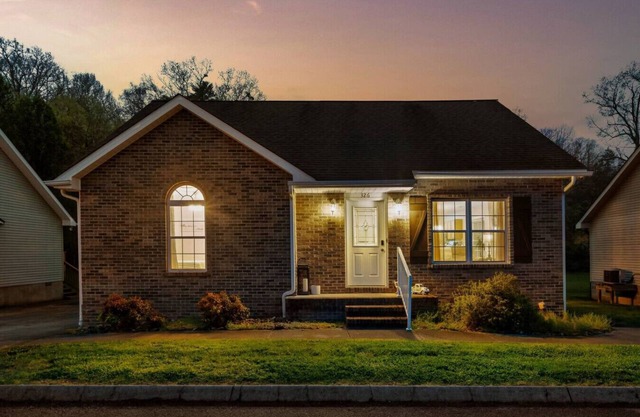 1 Mile to pkwy, Pets, Hot Tub, Creekside, Porch